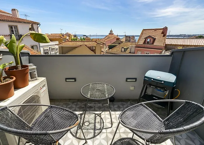 아파트 Whome Alfama 2-bed Minimalist Retreat For Digital Nomads & Remote Workers 리스본