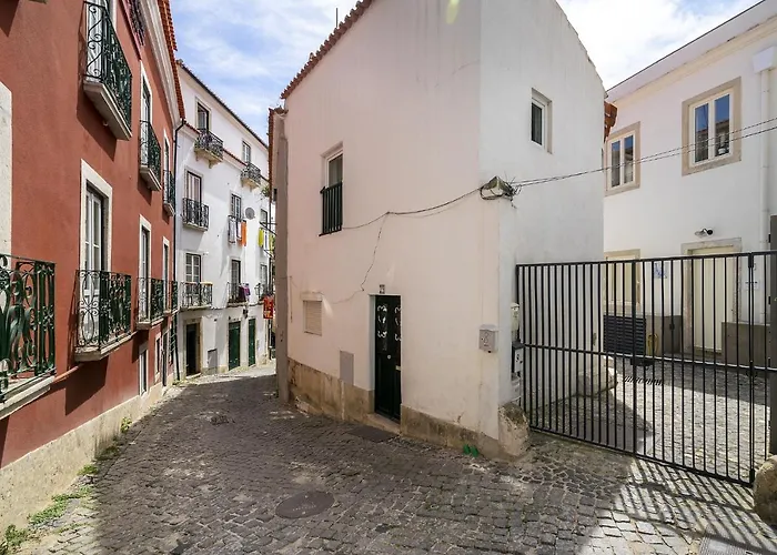 아파트 Whome Alfama 2-bed Minimalist Retreat For Digital Nomads & Remote Workers 리스본